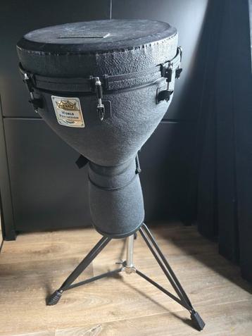 Remo Djembe Black Earth Finish - met statief en draagtas beschikbaar voor biedingen