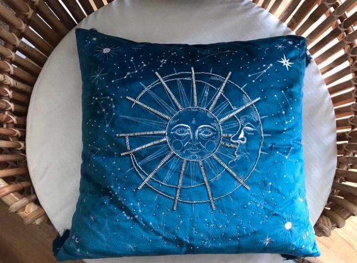 Bella Lux kussen / kussenhoes petrolblauw nieuw maan zon, Huis en Inrichting, Woonaccessoires | Kussens, Nieuw, Blauw, Vierkant