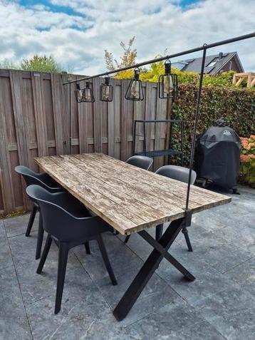 Tuintafel met X-poten beschikbaar voor biedingen