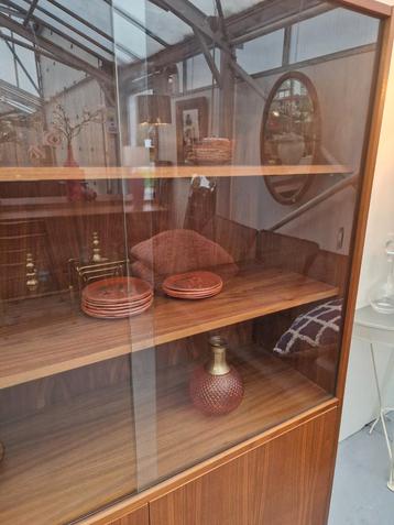 Vintage wand/vitrinekast op houten poten, 110cm beschikbaar voor biedingen