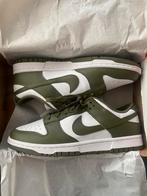 Nike Dunk Low Medium Olive 42 EU (Nieuw in doos), Nieuw, Ophalen of Verzenden, Sneakers of Gympen, Nike