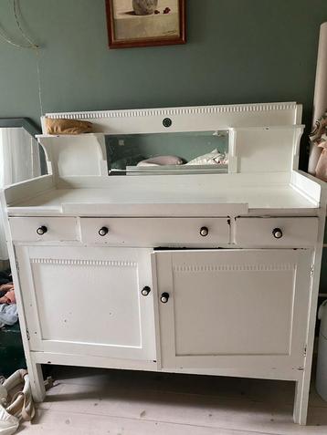 Antieke Commode met Spiegel en Veel Opbergruimte beschikbaar voor biedingen