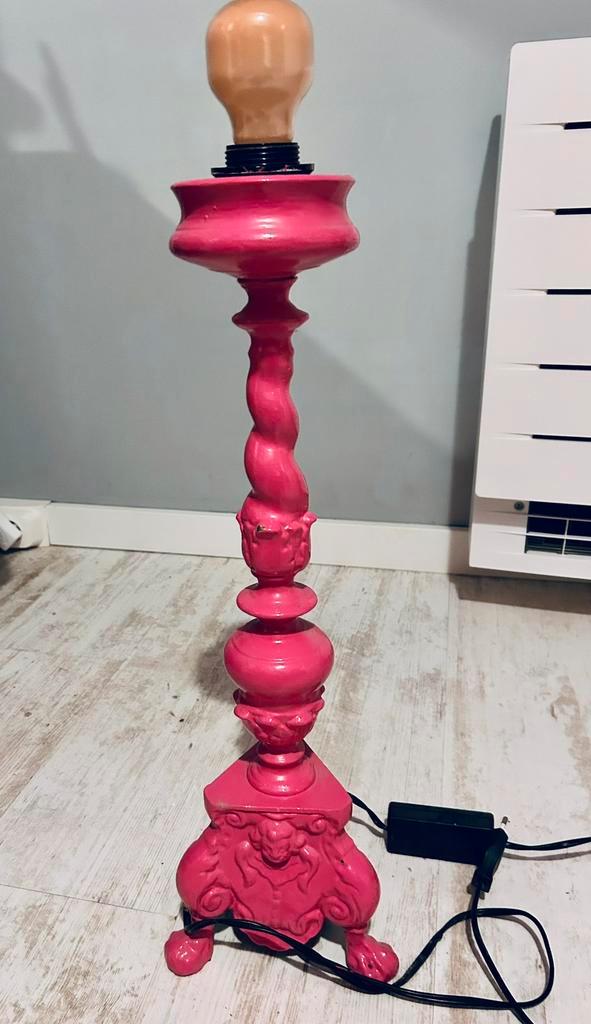 Hoge fuchsia roze tafellamp, Huis en Inrichting, Lampen | Tafellampen, Gebruikt, Minder dan 50 cm, Metaal, Ophalen