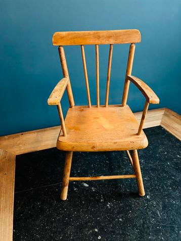 Schattig vintage poppenstoeltje beschikbaar voor biedingen