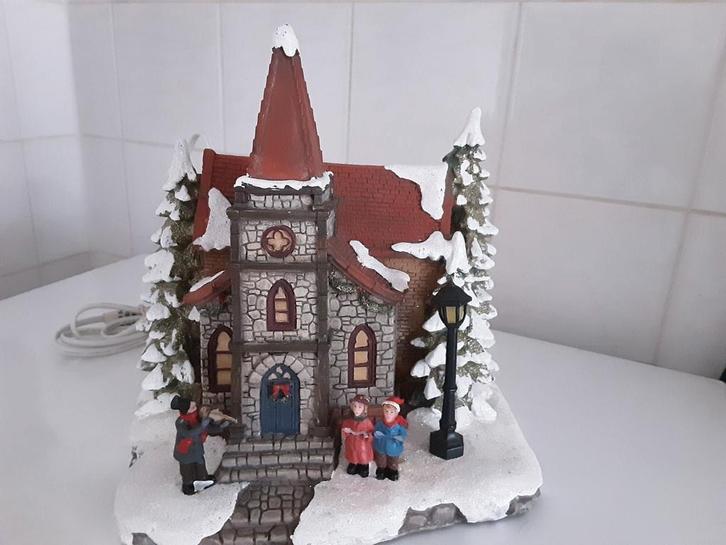 Kersttafereel kerk met verlichting op stroom, Diversen, Kerst, Zo goed als nieuw, Ophalen of Verzenden