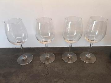 8 wijnglazen  beschikbaar voor biedingen