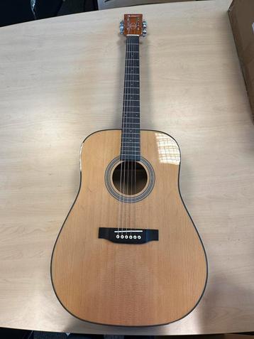 Akoestische gitaar beschikbaar voor biedingen