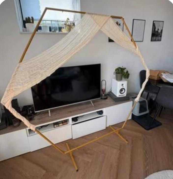 Backdrop gouden hexagon 1.8m en 1.5m metaal, Hobby en Vrije tijd, Feestartikelen, Gebruikt, Versiering, Geboorte of Huwelijk, Ophalen of Verzenden