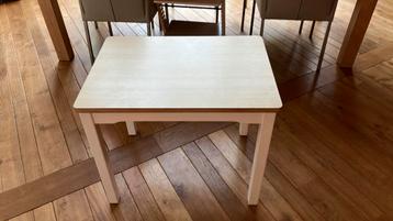Kleutertafeltje met 2 stoeltjes beschikbaar voor biedingen