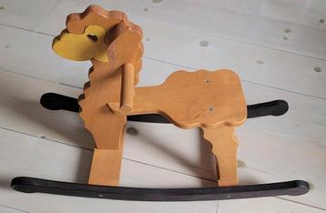 Houten hobbelpaard / alpaca  beschikbaar voor biedingen