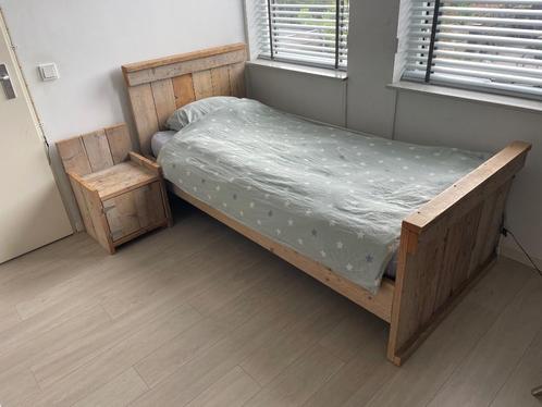 bed en nachtkastje steigerhout van Londen, Kinderen en Baby's, Kinderkamer | Bedden, Zo goed als nieuw, 180 cm of meer, 85 tot 100 cm
