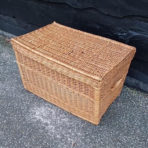 Grote rieten mand met klepdeksel, Huis en Inrichting, Woonaccessoires | Schalen en Manden, Gebruikt, Mand, Rechthoekig, Riet, Ophalen