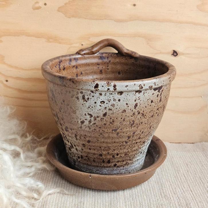 Seventies hangpot wand bloempot in bruintinten, Tuin en Terras, Bloempotten, Zo goed als nieuw, Aardewerk, Binnen, Minder dan 40 cm