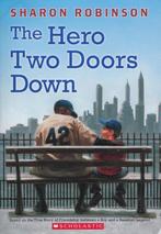 BASEBALL-HONKBAL LEESBOEK THE HERO TWO DOORS DOWN, Nieuw, Balsport, SHARON ROBINSON, Ophalen of Verzenden