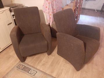 stoelen, twee degelijke bruin houten gestoffeerd beschikbaar voor biedingen