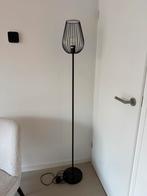 Zwarte vloerlamp (Lagos - Leen Bakker), Huis en Inrichting, Lampen | Vloerlampen, Ophalen, Zo goed als nieuw, 150 tot 200 cm