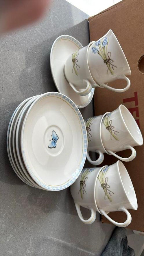 Kop en schotel, jet bij ter stege blauwe druif, Huis en Inrichting, Keuken | Servies, Zo goed als nieuw, Kop(pen) en/of Schotel(s)