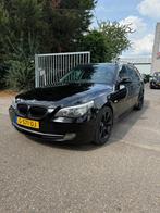BMW 5-serie Touring BMW 523i Touring LCI, APK 09/26, YOUNGTI, Auto's, BMW, Achterwielaandrijving, Zwart, Zwart, Leder