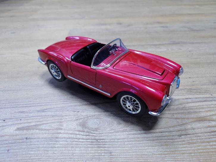 Bburago modelauto Lancia Aurelia B24 Spider (1955) 1:18 rood, Hobby en Vrije tijd, Modelauto's | 1:18, Zo goed als nieuw, Auto