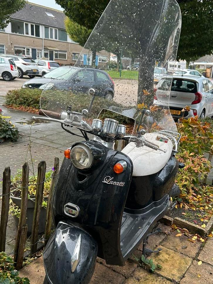 Lucatti scooter, Fietsen en Brommers, Snorfietsen en Snorscooters, Gebruikt, Overige merken, Benzine, Ophalen
