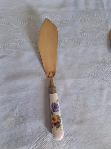 Gebak,Cake enz schep , porselein en messing beschikbaar voor biedingen