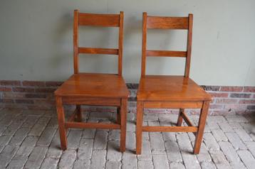 Set van twee teakhouten stoelen. beschikbaar voor biedingen