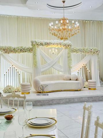 Te huur: stage backdrop bank bloemen bruiloft henna nikkah beschikbaar voor biedingen