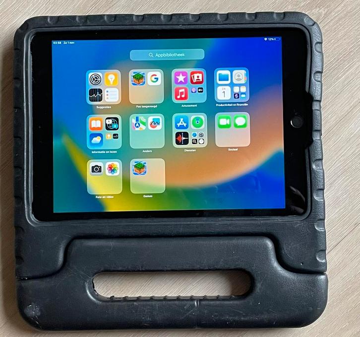 Ipad 5e generatie + cover + lader, Computers en Software, Apple iPads, Gebruikt, Wi-Fi, 9 inch, 32 GB, Zwart, Ophalen of Verzenden