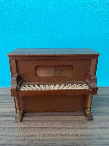 Muziekdoosje piano beschikbaar voor biedingen