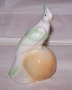 Porseleinen beeldje kaketoe/papegaai op bal. H. 12cm. Nwst., Antiek en Kunst, Ophalen of Verzenden