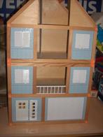 Houten poppenhuis met garage< meubeltjes<>11xfamily-popjes, Ophalen, Gebruikt, Poppenhuis