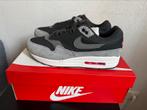 Nike Air Max 1 PRM Grey Smoke 42,5, Kleding | Heren, Schoenen, Ophalen of Verzenden, Nieuw, Overige kleuren