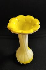 Vintage geel en wit glazen vaas vorm van een bloem 20 cm, Antiek en Kunst, Antiek | Vazen, Verzenden