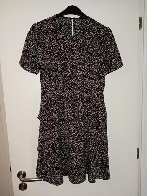 Zwarte jurk met roze bloemen en laagjes maat 44, Kleding | Dames, Jurken, Zo goed als nieuw, Maat 42/44 (L), Knielengte, Ophalen of Verzenden