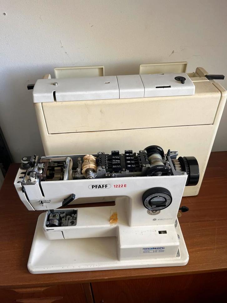 Pfaff 1222e voor onderdelen, niet compleet  + koffer, Hobby en Vrije tijd, Naaimachines en Toebehoren, Gebruikt, Naaimachine, Pfaff