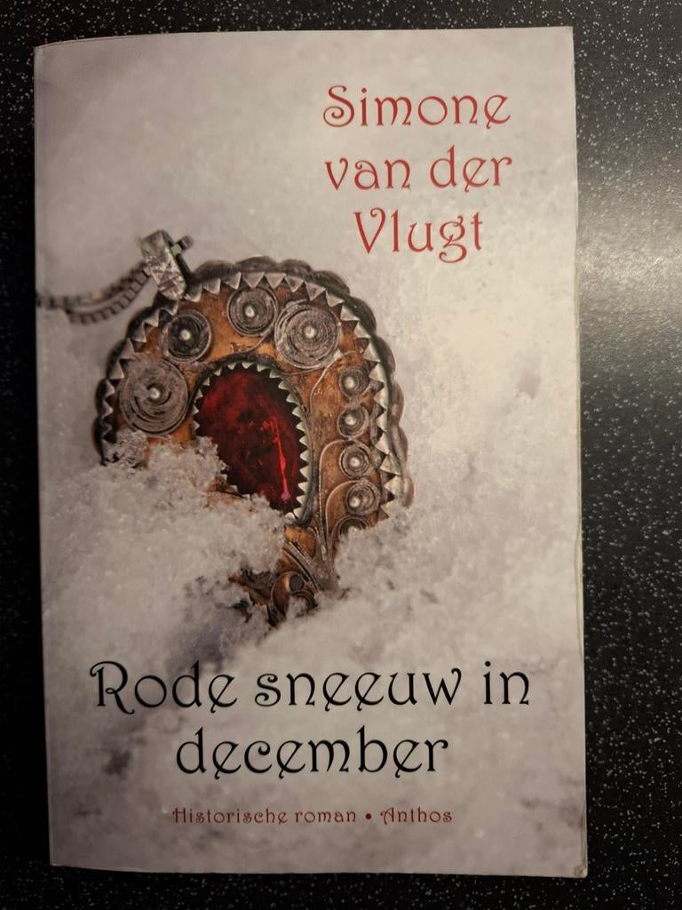 Simone van der Vlugt - Rode sneeuw in december, Boeken, Ophalen of Verzenden, Zo goed als nieuw, Simone van der Vlugt