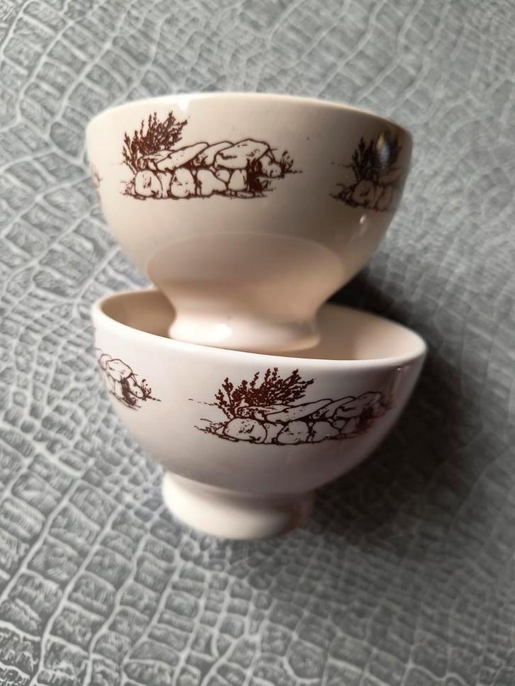 2 Kommetjes met Hunebedden Drenthe Afbeelding, Huis en Inrichting, Keuken | Servies, Gebruikt, Kom(men), Overige stijlen, Aardewerk