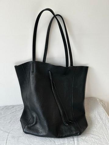 Zwarte leren shopper met ritsvak beschikbaar voor biedingen