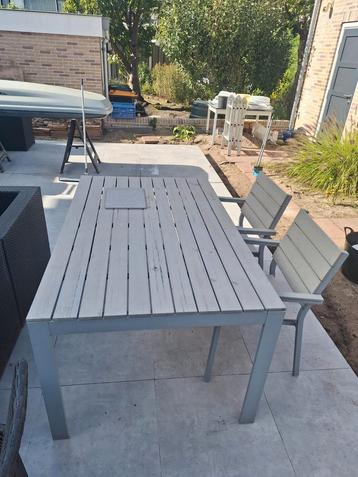 Tuinset: Tafel en 2 stoelen beschikbaar voor biedingen