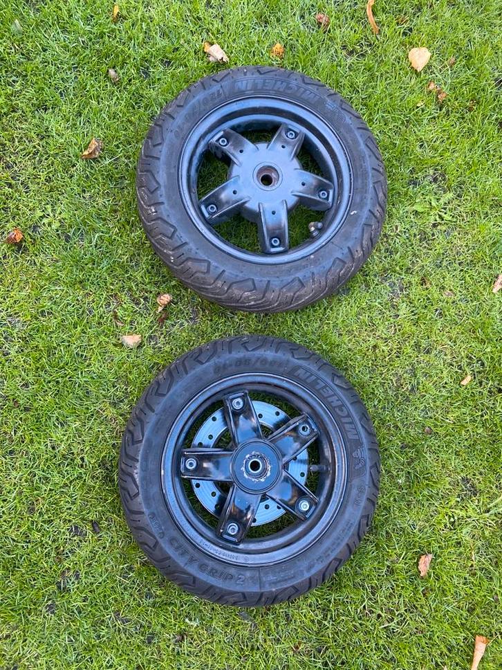 Zip 2 delige motor velg set zgan michelin banden, Fietsen en Brommers, Brommeronderdelen | Scooters, Zo goed als nieuw, Piaggio