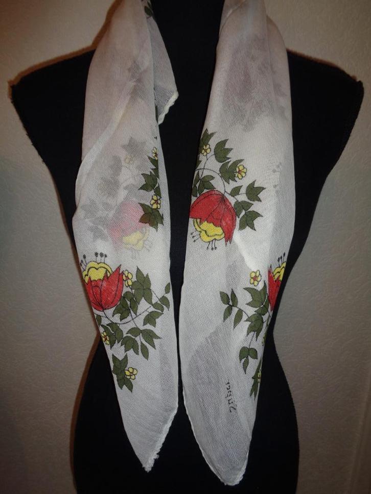 80 x 80 cm., Kleding | Dames, Mutsen, Sjaals en Handschoenen, Zo goed als nieuw, Sjaal, Ophalen of Verzenden