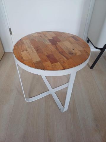Tafeltje massief hout met metalen wit frame beschikbaar voor biedingen