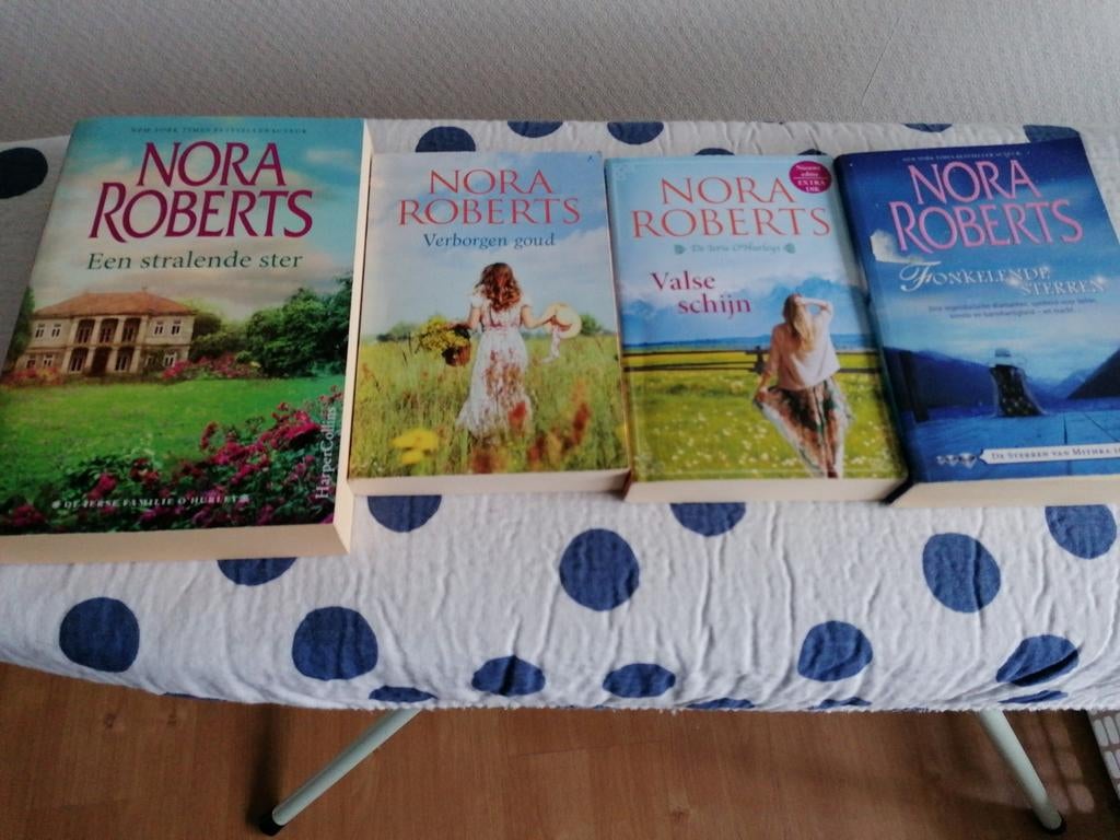 4x Nora Roberts -Een stralende ster- Valse schijn-Verborgen, Boeken, Ophalen of Verzenden, Gelezen, Nora Roberts