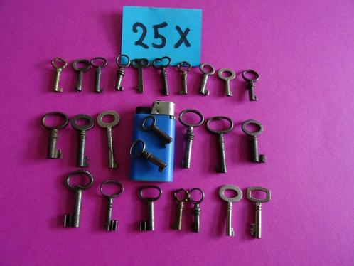 25 X ANTIEKE SLEUTELTJES SLEUTELS SLOTJE KISTJES BLIKKEN, Antiek en Kunst, Curiosa en Brocante, Ophalen of Verzenden
