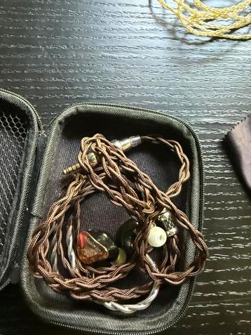 Thieaudio V16 IEM beschikbaar voor biedingen