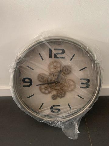 Nieuwe Wandklok met Tandwiel Design beschikbaar voor biedingen