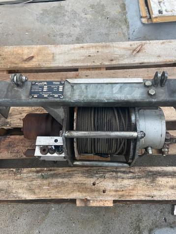 Lier hydraulisch beschikbaar voor biedingen