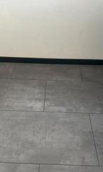 Tegellaminaat beton look grey 40-42m2 + plinten + ondervloer, Ophalen, 40 tot 60 cm, Keramiek, Zo goed als nieuw
