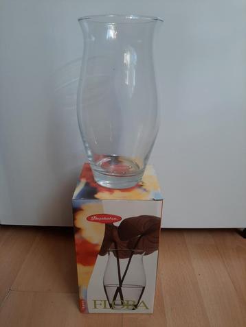 Nieuw in doos!!! Bloemenvaasje 20 cm hoog. beschikbaar voor biedingen