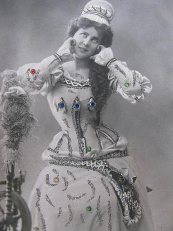 Antieke Kaart uit 1908 - Dame in Versierde Jurk Spinnenwiel beschikbaar voor biedingen